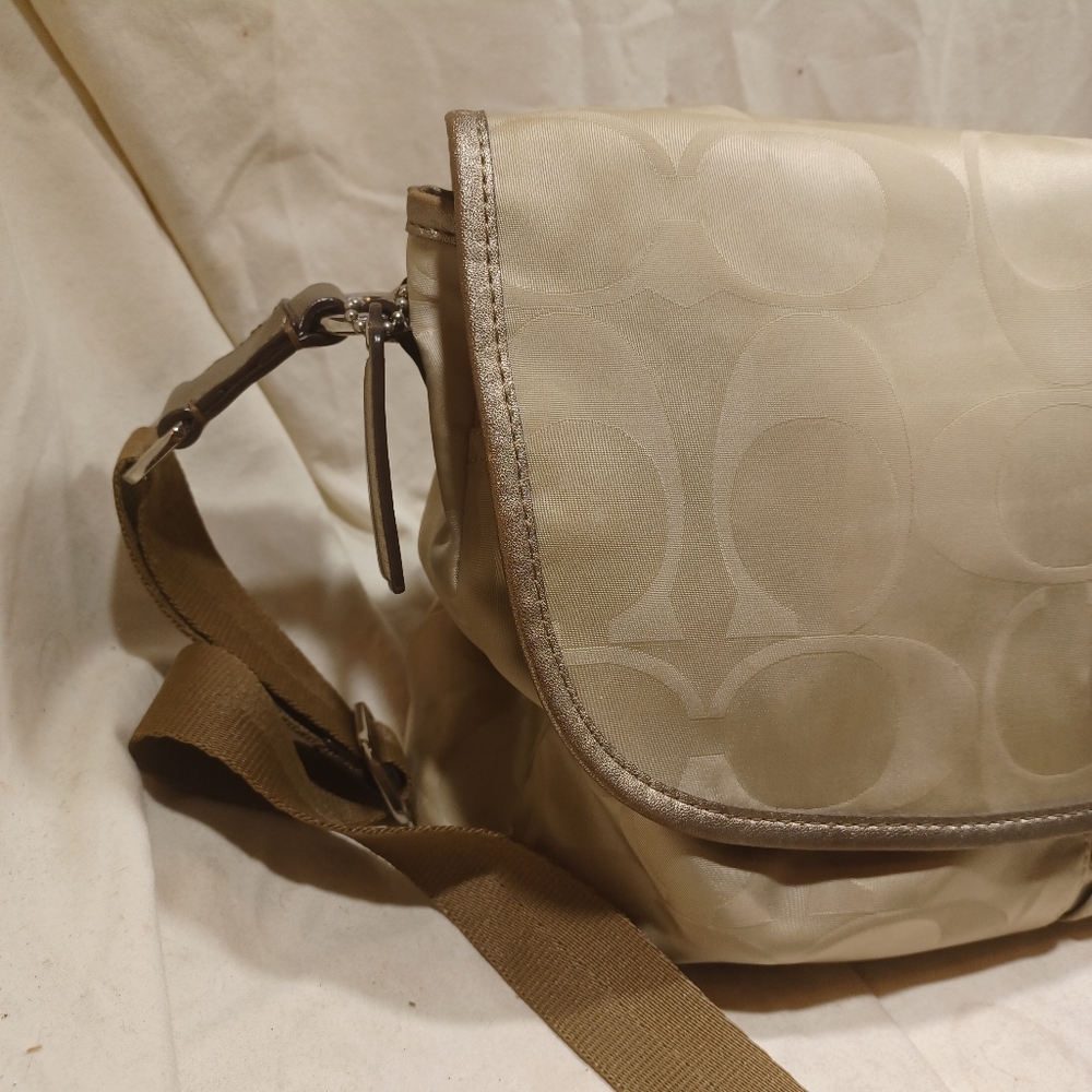 Coach Cream and Tan Shoulder Bag - Picture 2 of 11